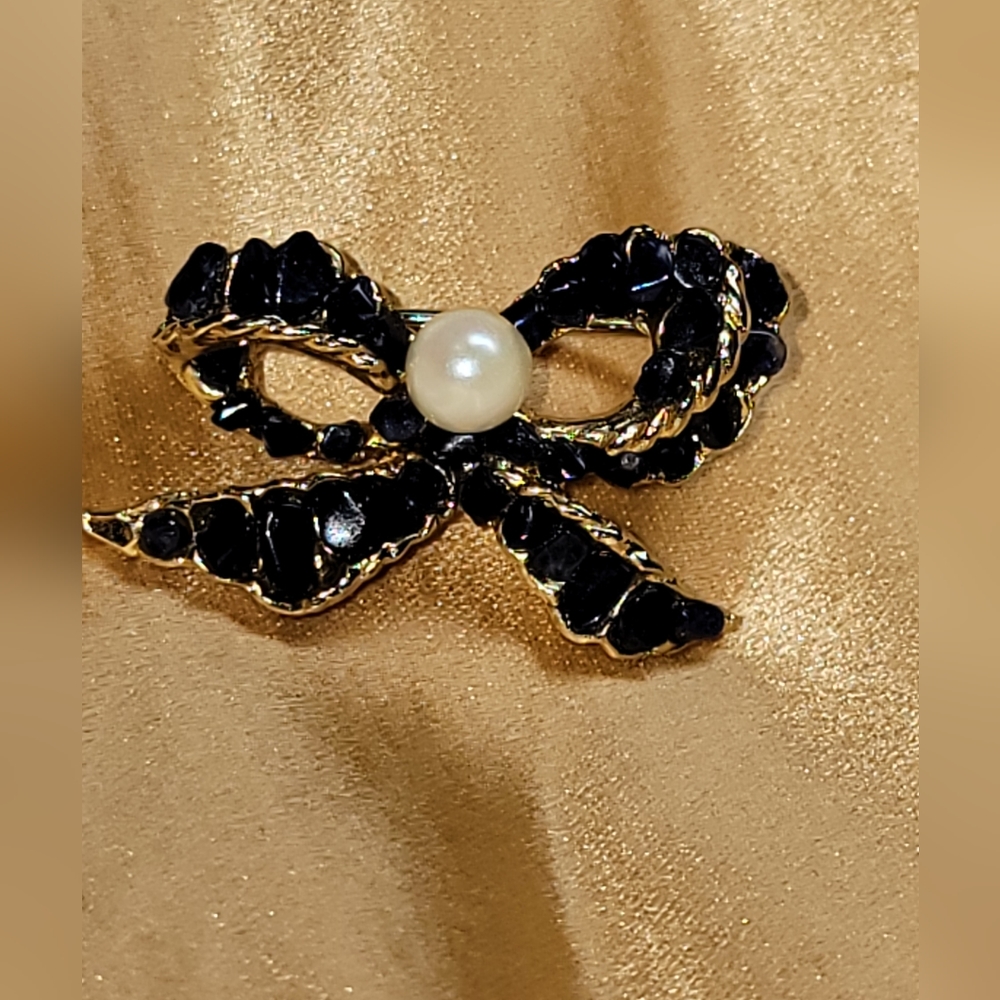 Signed Swoboda gold tone, braided bow brooch pin